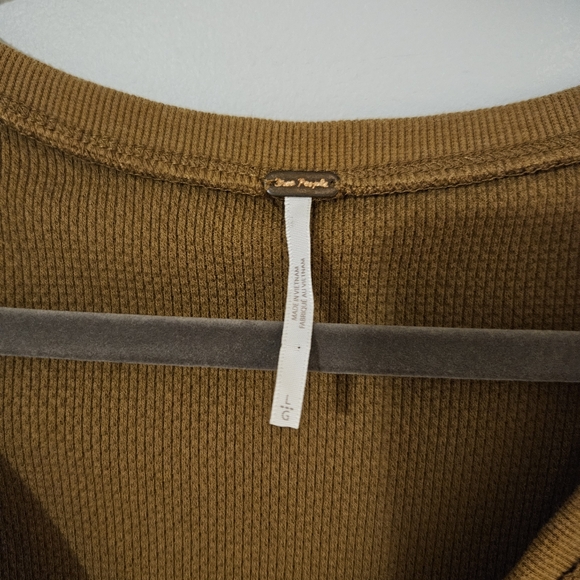 Free People Wear Me Out Thermal Mesh Lace cuff Sleeve Top Olive Leaf Sz L Crop - Picture 5 of 6